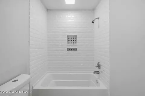 Bath - 4330 Manhassett Dr, Jackson, MS 39211 photo 2 of 4
