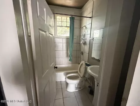 Bath - 807 Evergreen Ave, Jackson, MS 39204 photo 1 of 1