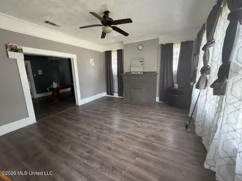 Living - 807 Evergreen Ave, Jackson, MS 39204 photo 2 of 2