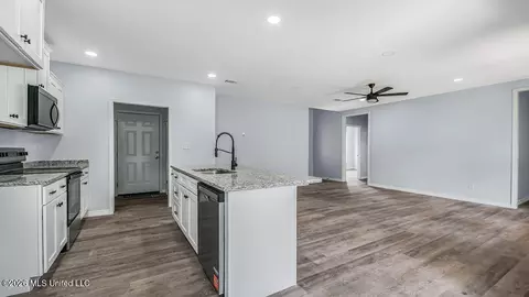 Entry Way - 5017 Couch St, Moss Point, MS 39563 photo 2 of 3