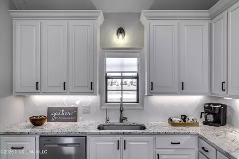 Kitchen - 129 Camden Pointe Pointe, Madison, MS 39110 photo 6 of 9