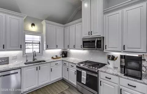 Kitchen - 129 Camden Pointe Pointe, Madison, MS 39110 photo 5 of 9