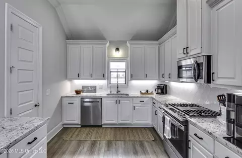 Kitchen - 129 Camden Pointe Pointe, Madison, MS 39110 photo 4 of 9