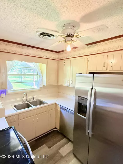 Kitchen - 1584 Vance Rd, Grenada, MS 38901 photo 2 of 2