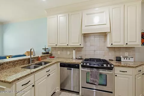 Kitchen - 112 Talons Trl, Madison, MS 39110 photo 4 of 4