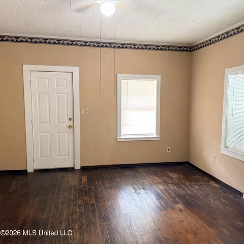 Living - 406 S Washington St, Brookhaven, MS 39601 photo 1 of 2