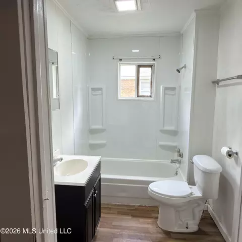 Bath - 406 S Washington St, Brookhaven, MS 39601 photo 2 of 4