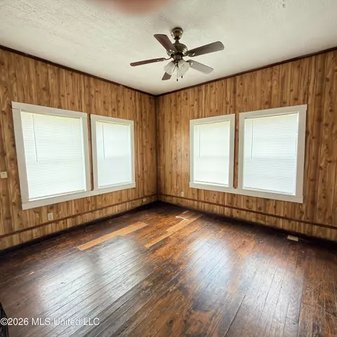 Living - 406 S Washington St, Brookhaven, MS 39601 photo 2 of 2