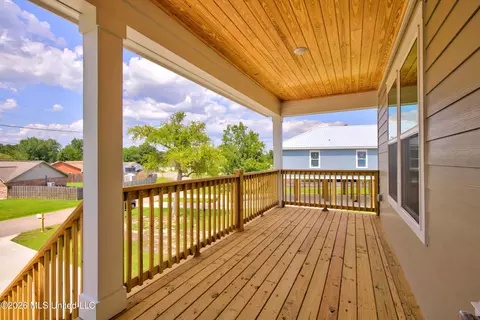 Exterior - 10113 Bald Eagle Dr, Biloxi, MS 39532 photo 5 of 9