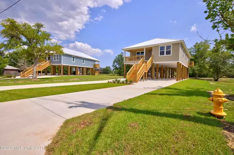Exterior - 10113 Bald Eagle Dr, Biloxi, MS 39532 photo 2 of 9