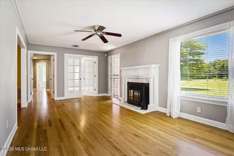 Living - 2304 Hwy 72, Lamar, MS 38642 photo 4 of 6