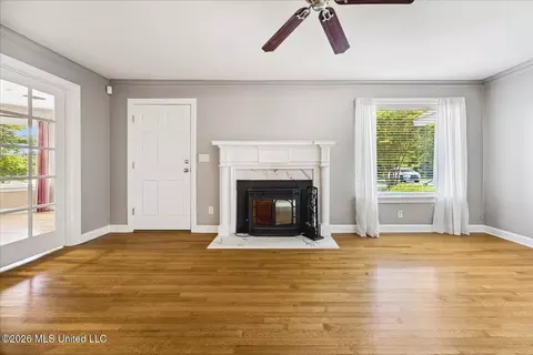 Living - 2304 Hwy 72, Lamar, MS 38642 photo 3 of 6