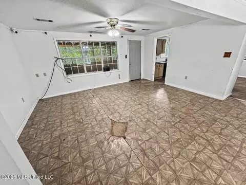 Living - 579 Liberty Rd, Natchez, MS 39120 photo 2 of 2