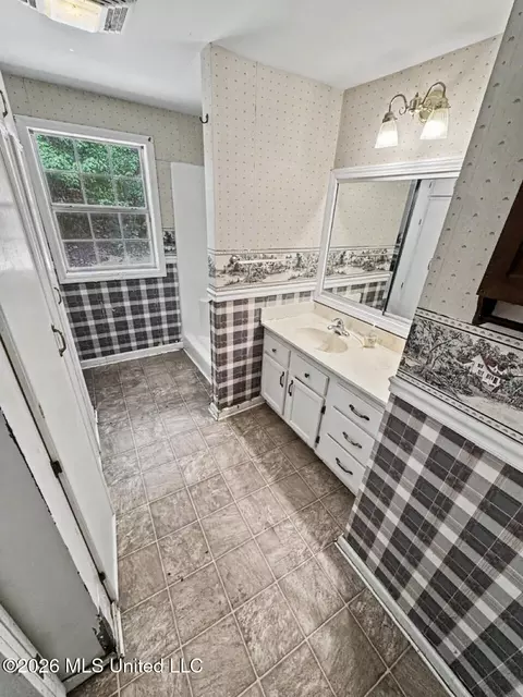 Bath - 579 Liberty Rd, Natchez, MS 39120 photo 1 of 3
