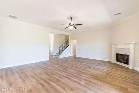Living - 7658 John Elliott Ln, Hernando, MS 38632 photo 2 of 3