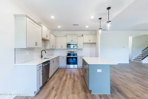 Kitchen - 7658 John Elliott Ln, Hernando, MS 38632 photo 2 of 2