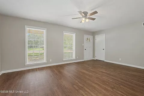 Living - 1274 Brandywine Dr, Southaven, MS 38671 photo 2 of 7