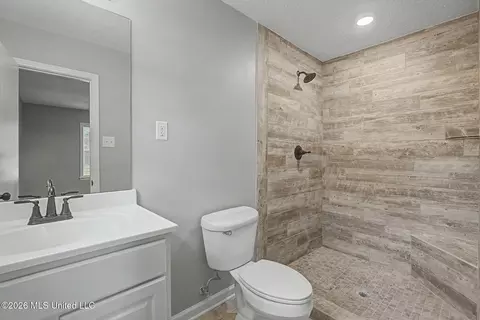 Bath - 1274 Brandywine Dr, Southaven, MS 38671 photo 1 of 2