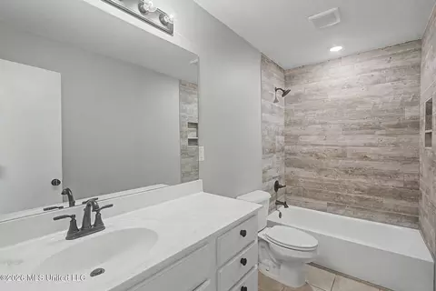 Bath - 1274 Brandywine Dr, Southaven, MS 38671 photo 2 of 2