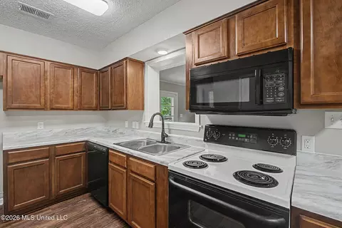 Kitchen - 1274 Brandywine Dr, Southaven, MS 38671 photo 2 of 2