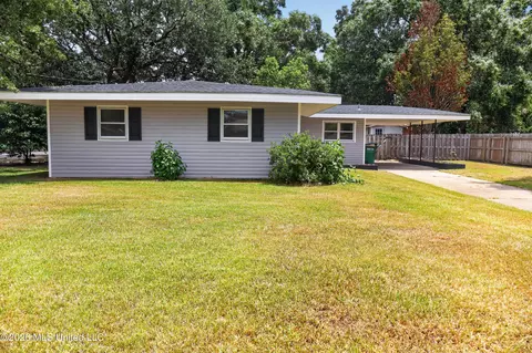 1910 Meadowbrook St, Pascagoula, MS 39567