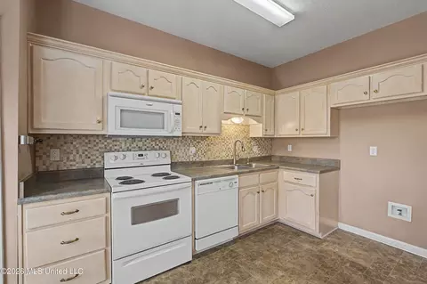 Kitchen - 816 Cardinal Ln, Hernando, MS 38632 photo 2 of 4