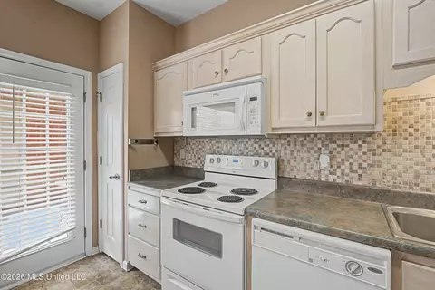 Kitchen - 816 Cardinal Ln, Hernando, MS 38632 photo 4 of 4
