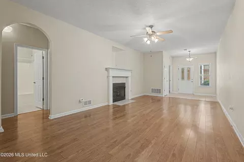 Living - 816 Cardinal Ln, Hernando, MS 38632 photo 3 of 5