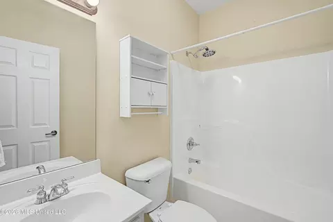 Bath - 816 Cardinal Ln, Hernando, MS 38632 photo 3 of 3