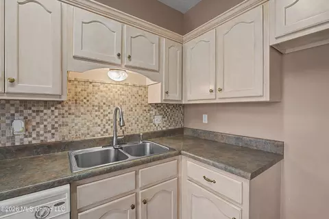 Kitchen - 816 Cardinal Ln, Hernando, MS 38632 photo 3 of 4