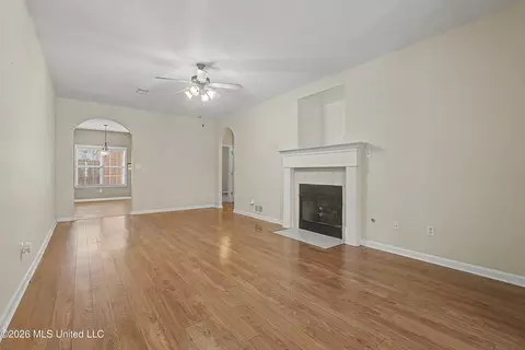 Living - 816 Cardinal Ln, Hernando, MS 38632 photo 2 of 5