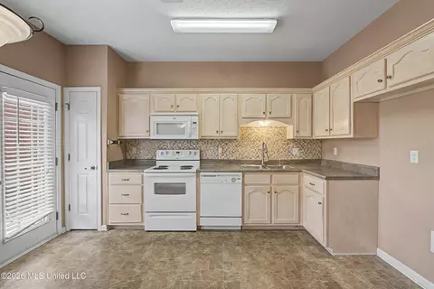 Kitchen - 816 Cardinal Ln, Hernando, MS 38632 photo 1 of 4