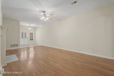 Living - 816 Cardinal Ln, Hernando, MS 38632 photo 4 of 5