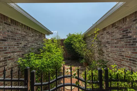 Exterior - 504 Beacon Cv, Brandon, MS 39047 photo 7 of 24