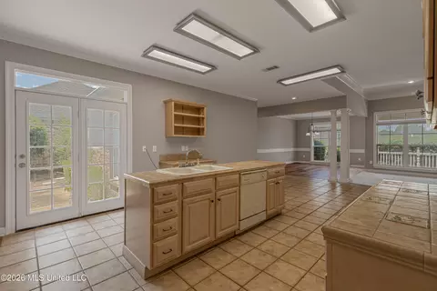Kitchen - 504 Beacon Cv, Brandon, MS 39047 photo 5 of 6