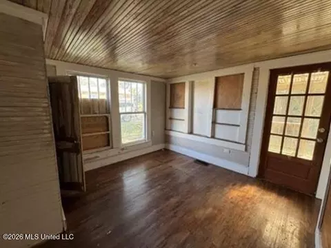 Living - 155 Main St, Raleigh, MS 39153 photo 5 of 9