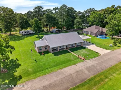 5 N Reba Dr, Carriere, MS 39426
