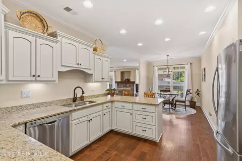 Kitchen - 640 Kaleas Way Cv, Hernando, MS 38632 photo 2 of 4