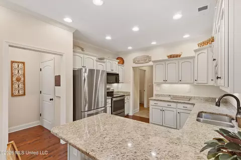 Kitchen - 640 Kaleas Way Cv, Hernando, MS 38632 photo 4 of 4
