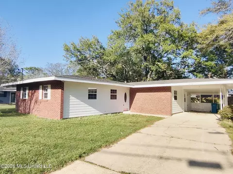 2110 Woodmont St, Pascagoula, MS 39567