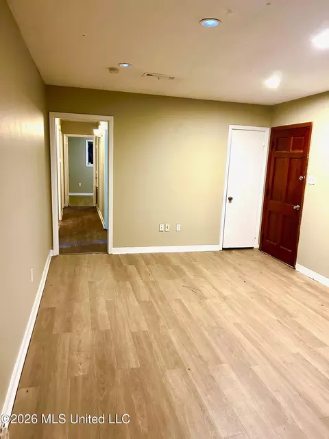 Living - 3065 Suncrest Dr, Jackson, MS 39212 photo 2 of 2