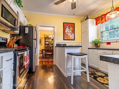 Kitchen - 1 Oak Ct, Natchez, MS 39120 photo 1 of 3