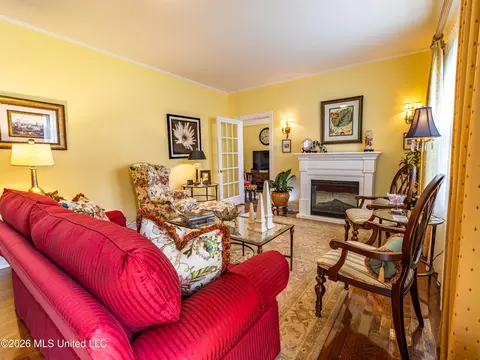 Living - 1 Oak Ct, Natchez, MS 39120 photo 1 of 3