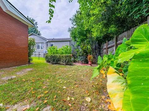 Exterior - 1 Oak Ct, Natchez, MS 39120 photo 3 of 6