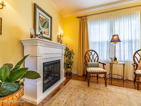 Living - 1 Oak Ct, Natchez, MS 39120 photo 3 of 3