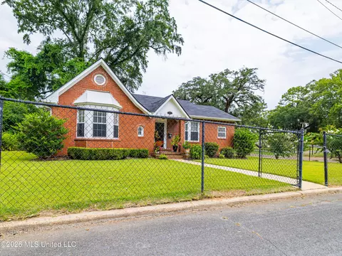 Exterior - 1 Oak Ct, Natchez, MS 39120 photo 1 of 6