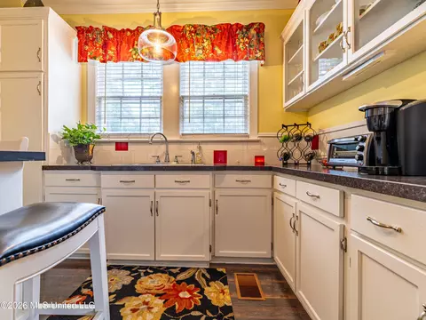 Kitchen - 1 Oak Ct, Natchez, MS 39120 photo 2 of 3