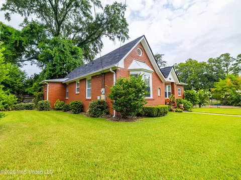 Exterior - 1 Oak Ct, Natchez, MS 39120 photo 2 of 6