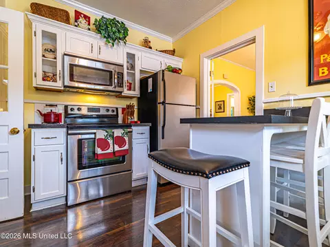 Kitchen - 1 Oak Ct, Natchez, MS 39120 photo 3 of 3