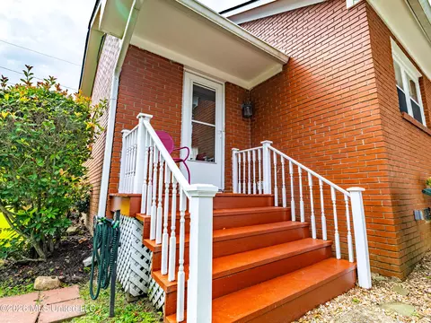 Exterior - 1 Oak Ct, Natchez, MS 39120 photo 5 of 6